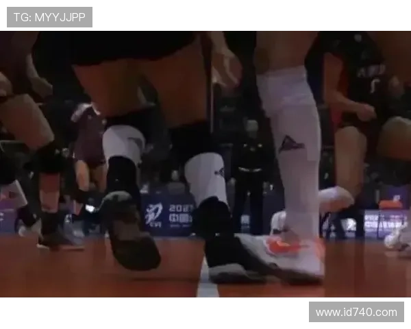 艾顿弧顶掩护被里德轻推踩脚失衡惊险瞬间险些摔倒全场惊呼